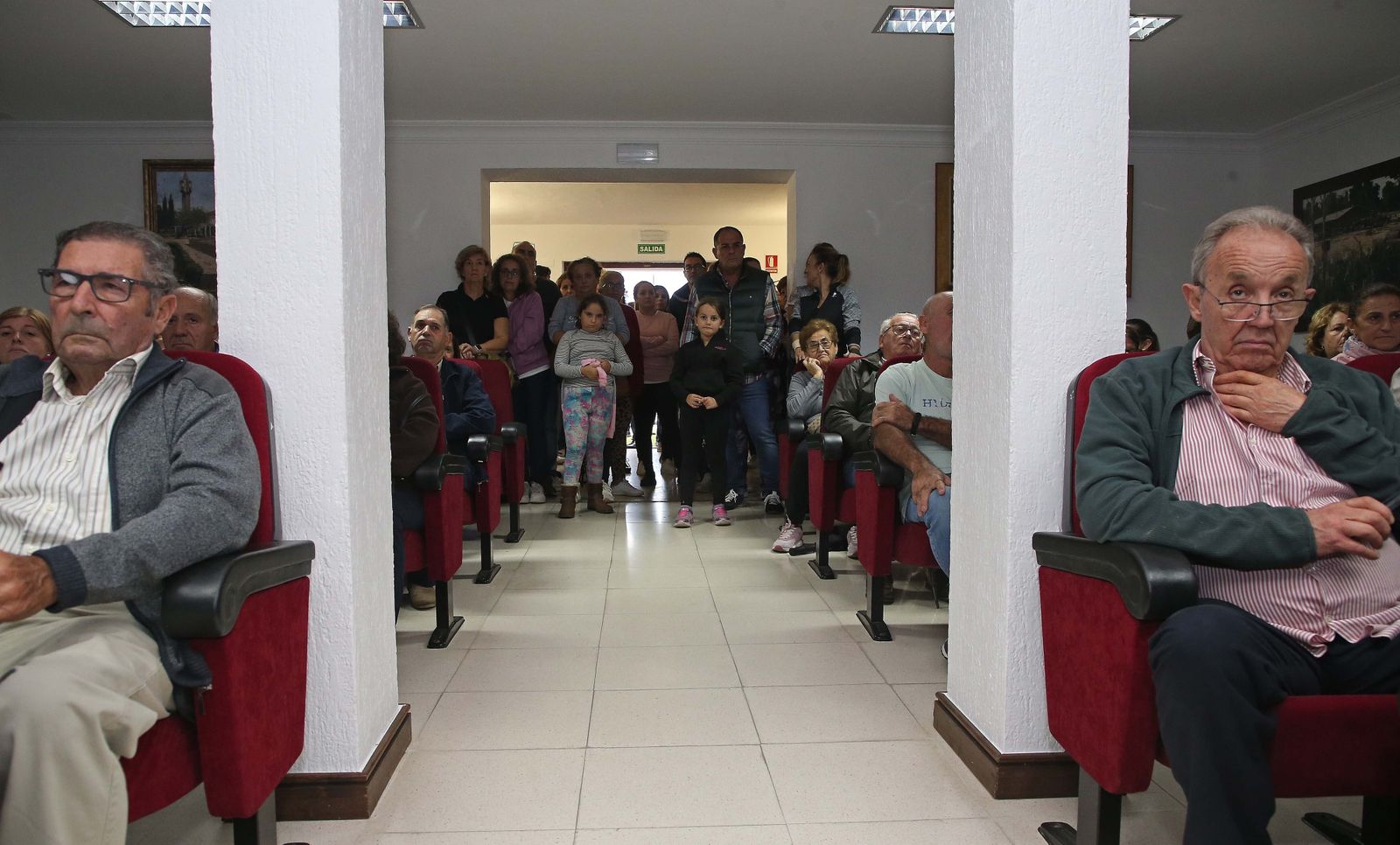 Fotos de la manifestación contra los cortes de luz en Castellar