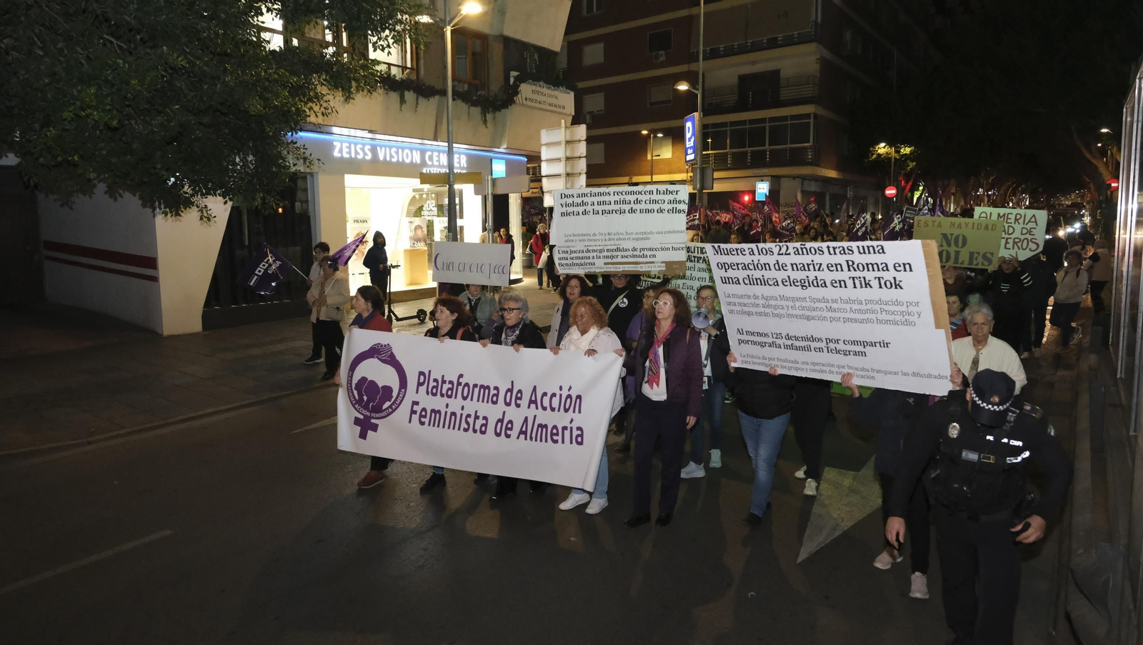 Fotografías de la manifestación del 25-N por la violencia de género, en Almería