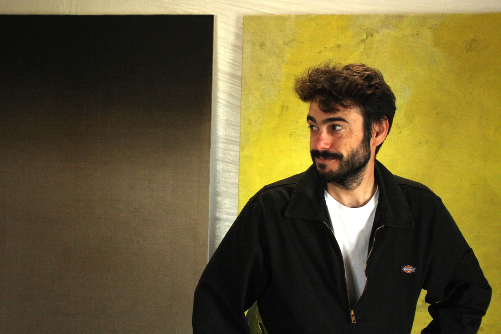 Quique Sarzamora, junto a 'Tierra sombra natural'.