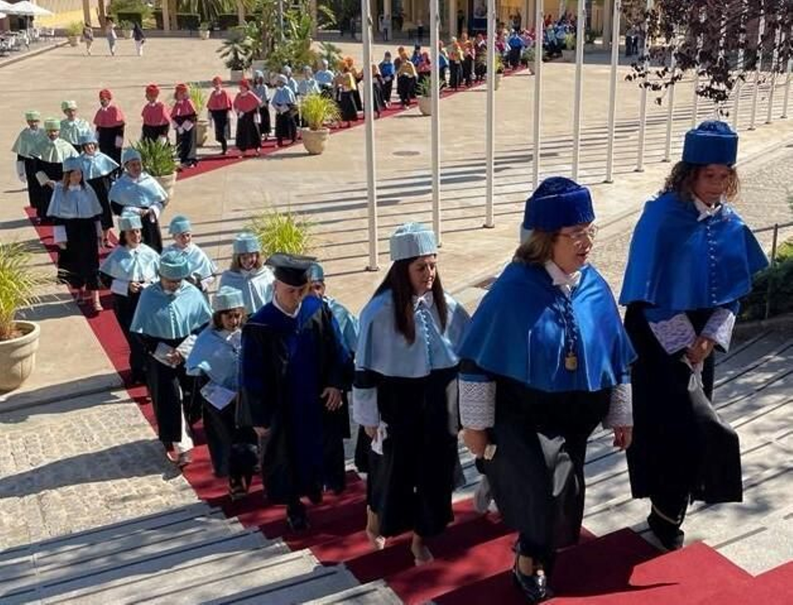 Doctores preparados para ser investidos.