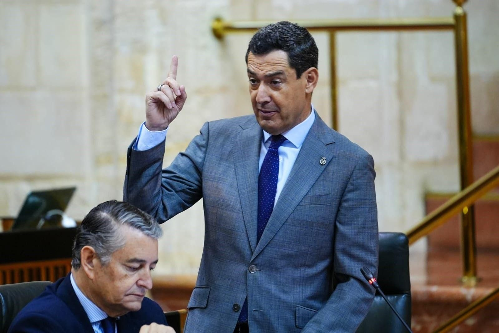 El presidente de la Junta de Andalucía, Juanma Moreno, este jueves en el Pleno del Parlamento.