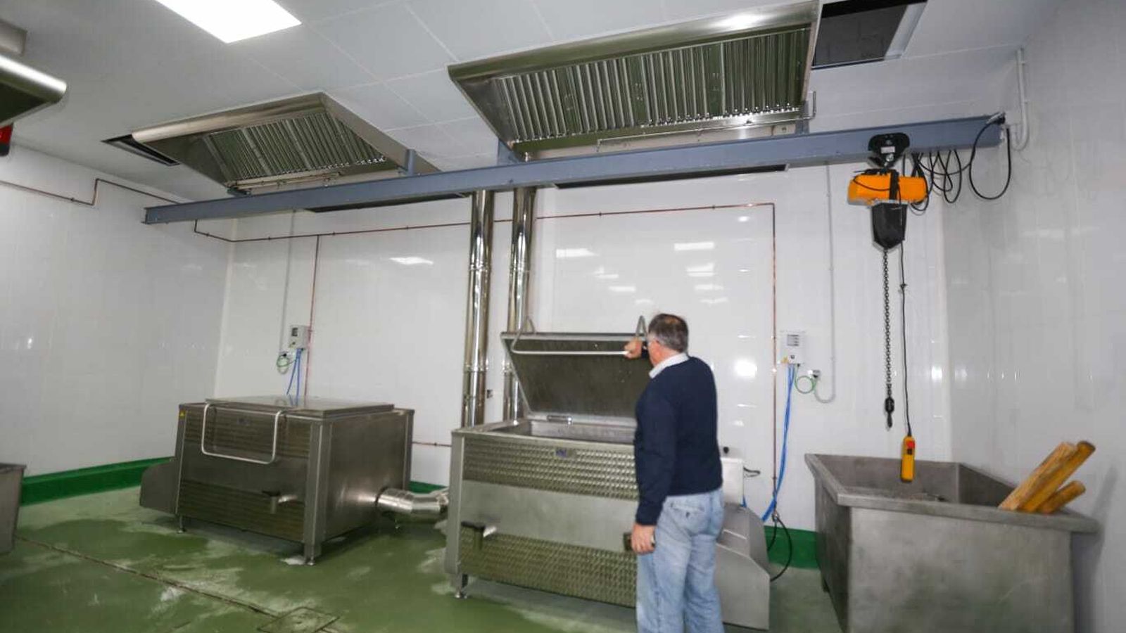 Ángel Marín, uno de los propietarios de Los Chiclaneros, muestra las nuevas instalaciones en la fábrica.