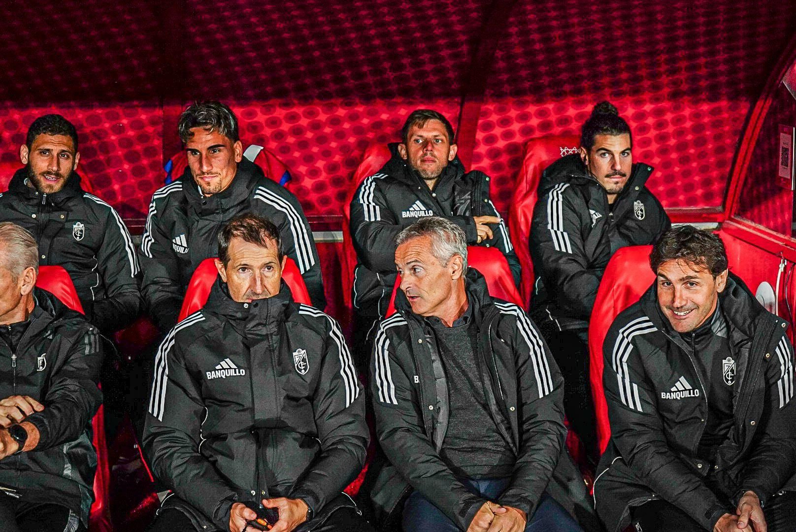 Escribá junto a su cuerpo técnico y alguno de los suplentes Escribá junto a su cuerpo técnico y alguno de los suplentes
