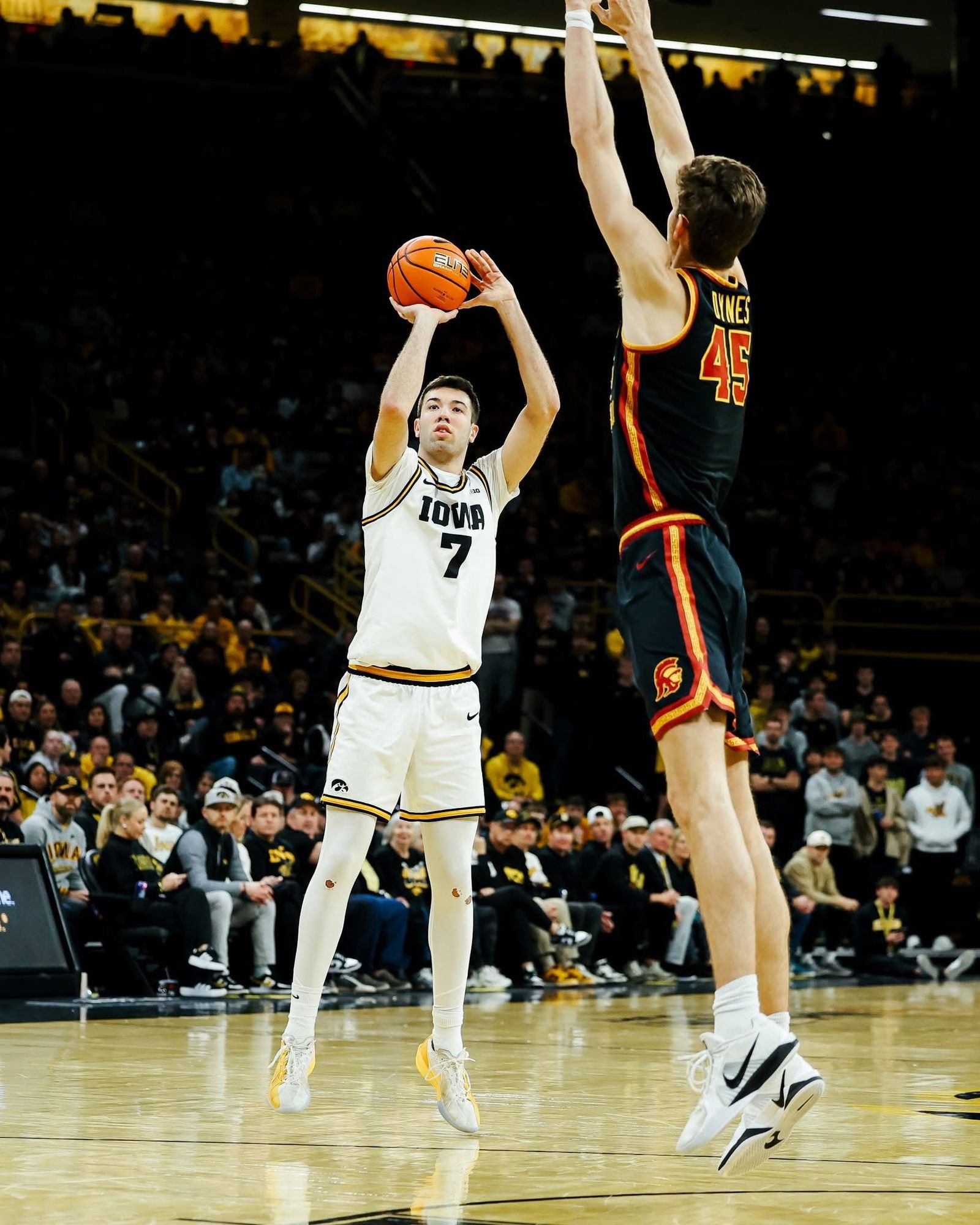 NCAA: Álvaro Folgueiras, partidazo en la victoria apretada de Iowa