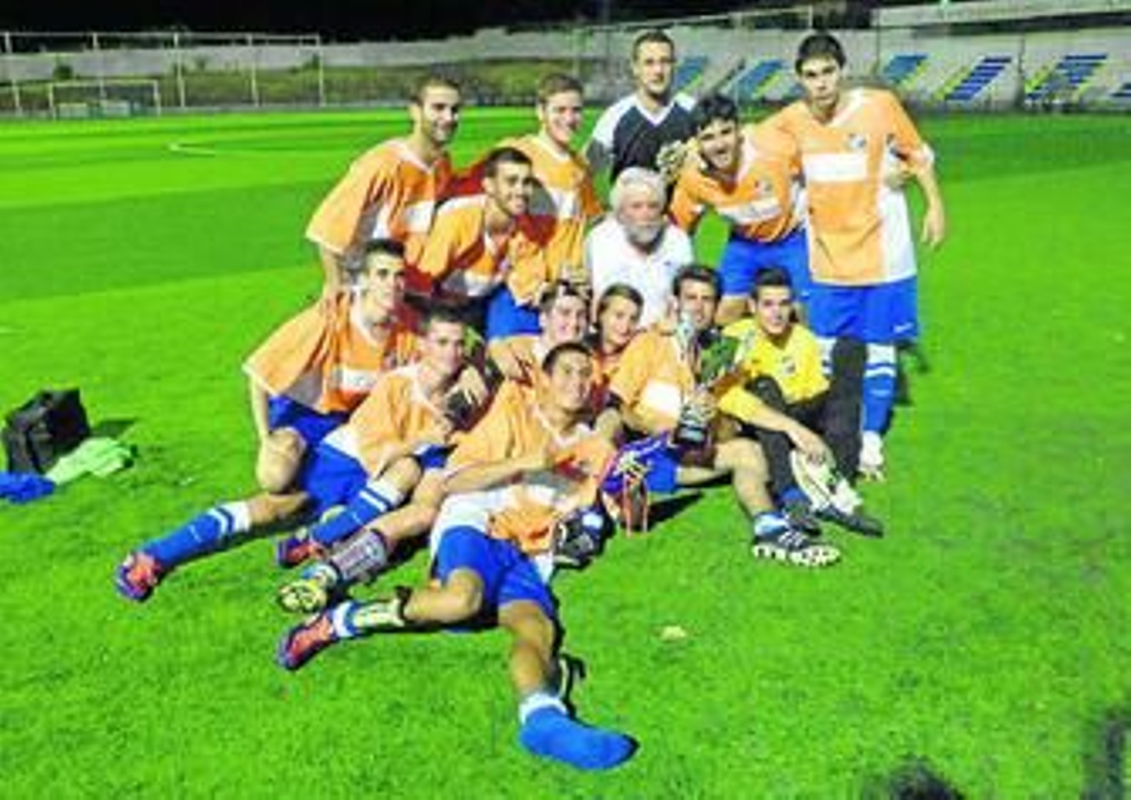 El Encinasola posa con el trofeo de campeón en Aracena.