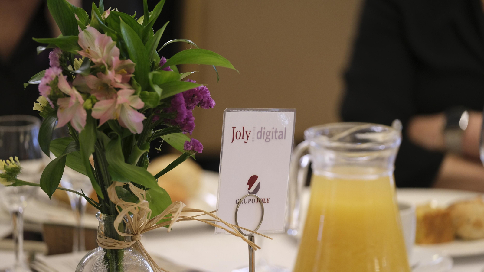 Desayuno coloquio de Grupo Joly y Cajasur, con la participación del ponente Enrique de los Ríos