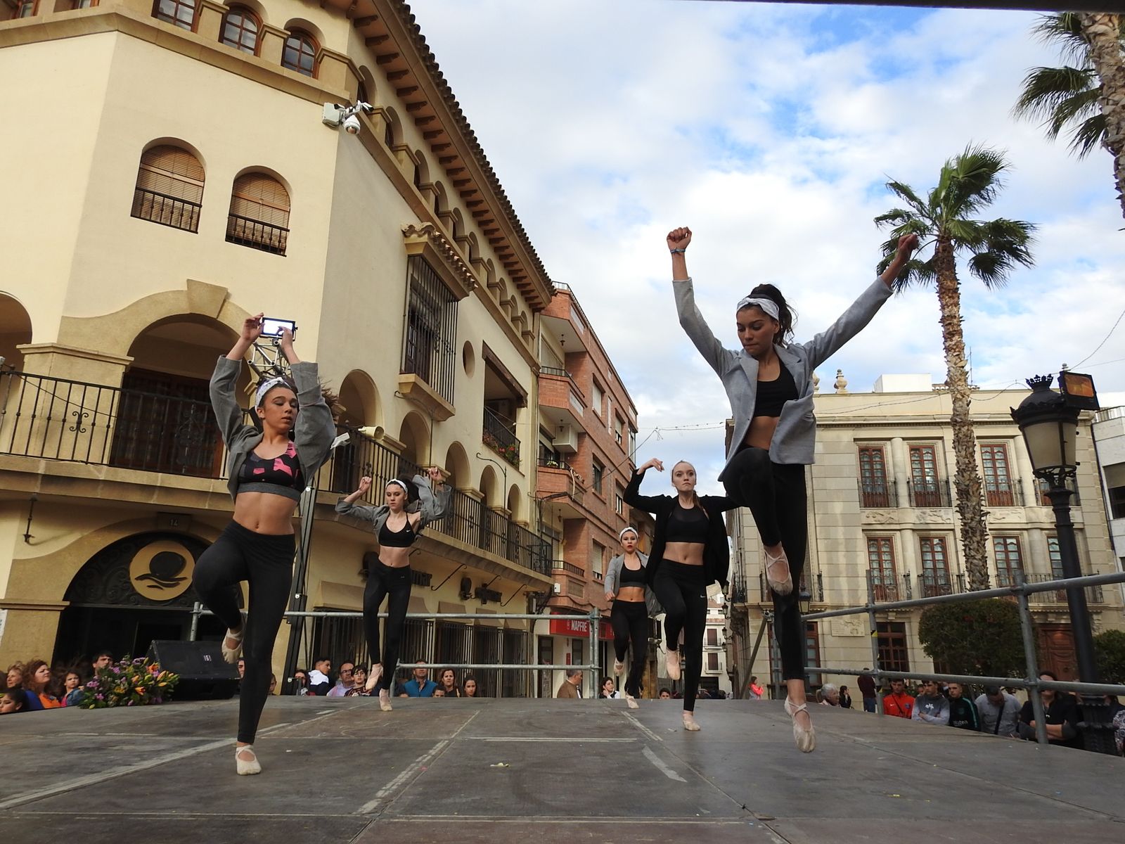 Pasos de baile del futuro para conmemorar el Día de la Danza.