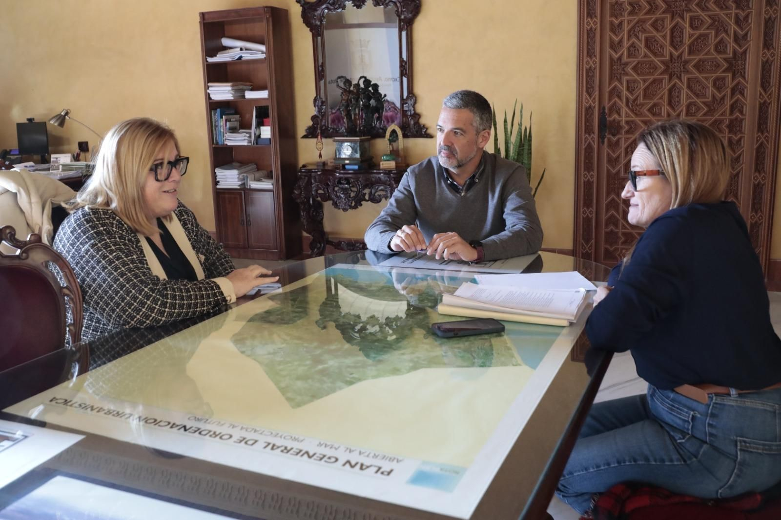 El alcalde, Javier Ruiza Arana, junto a la delega, Encarna Niño, y la secretaria general de UPA, Azucena González.,