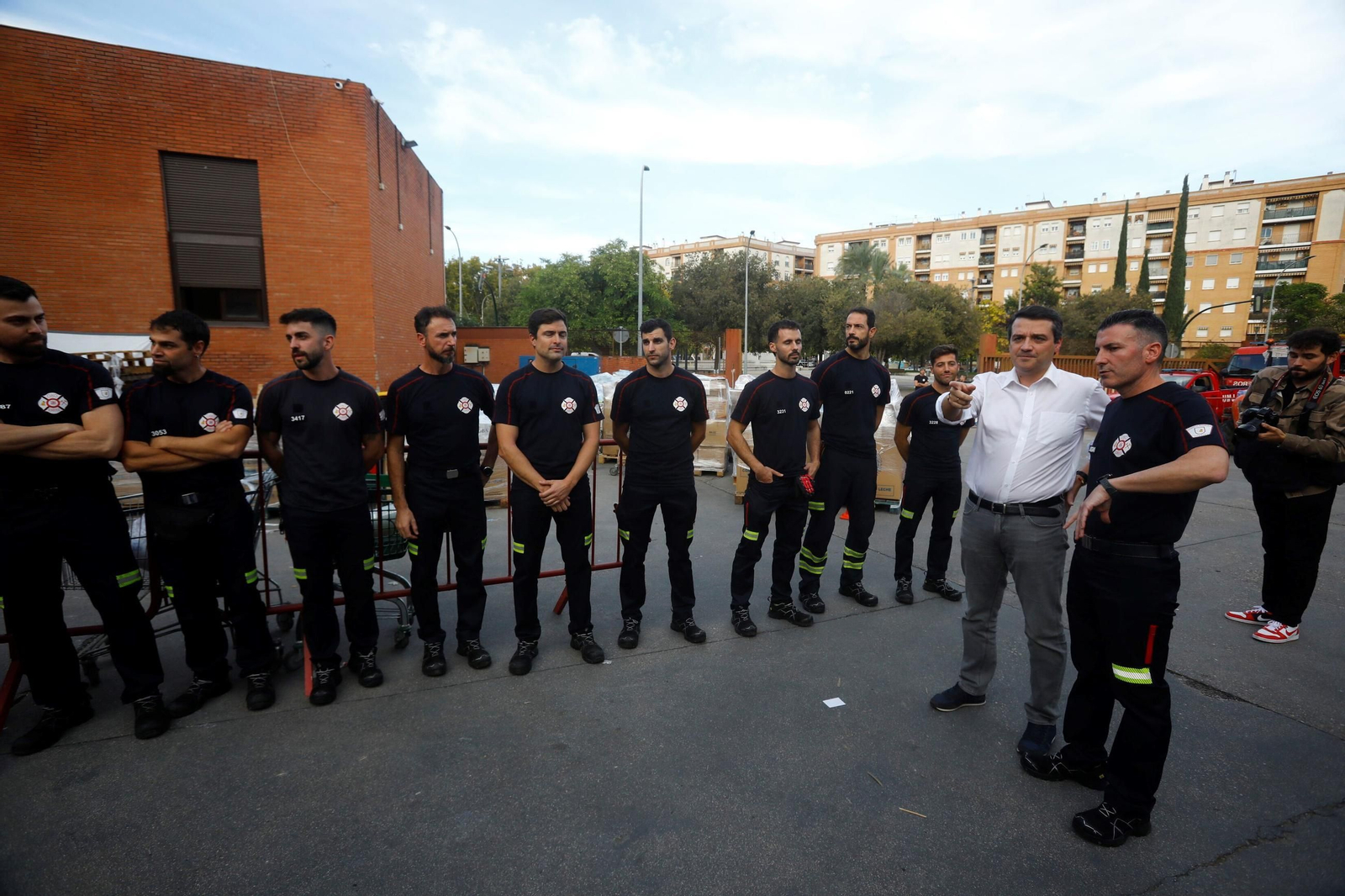 La salida de los bomberos de Córdoba hacia Valencia, en imágenes