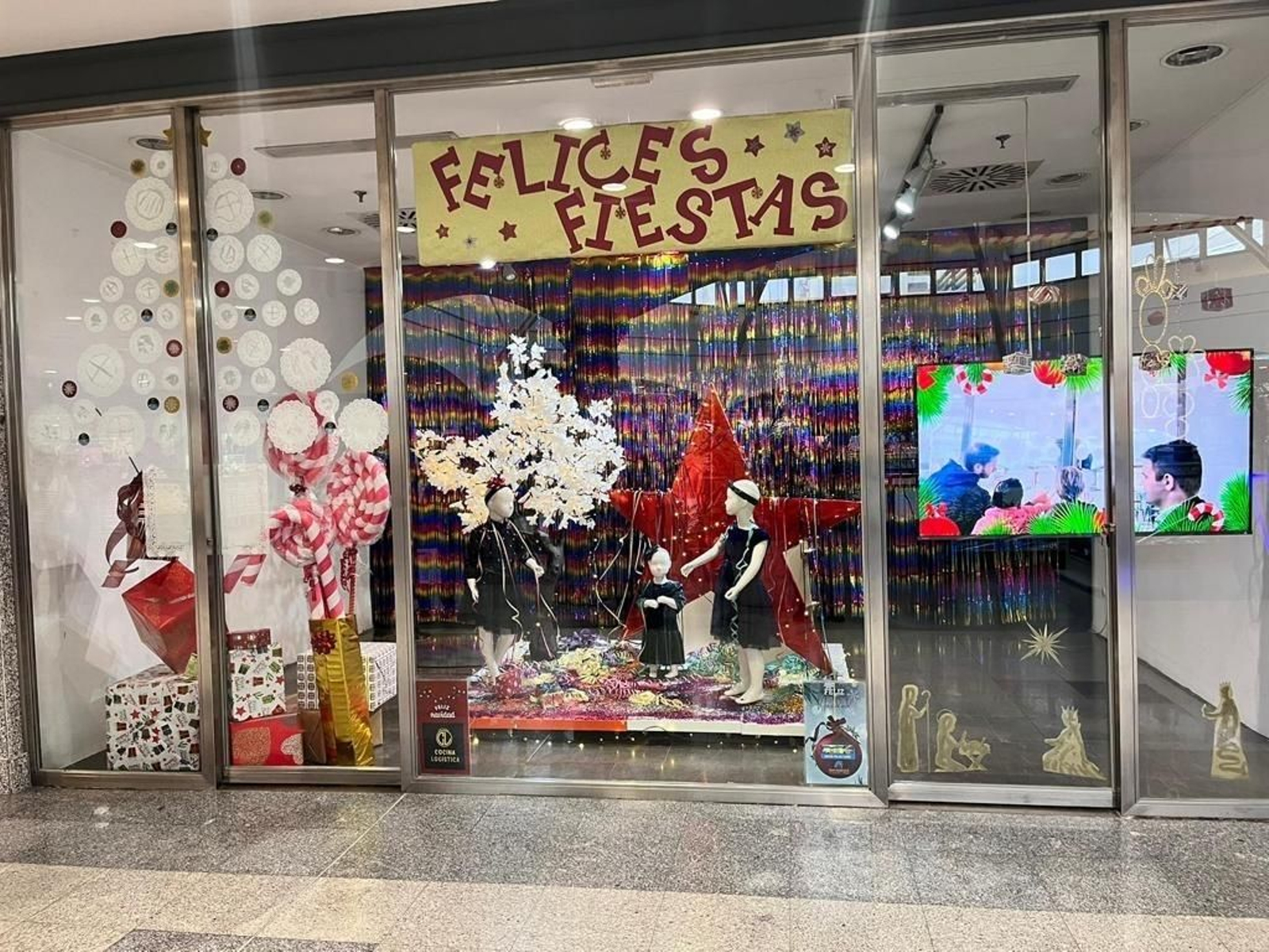 Escaparate con decoración navideña.