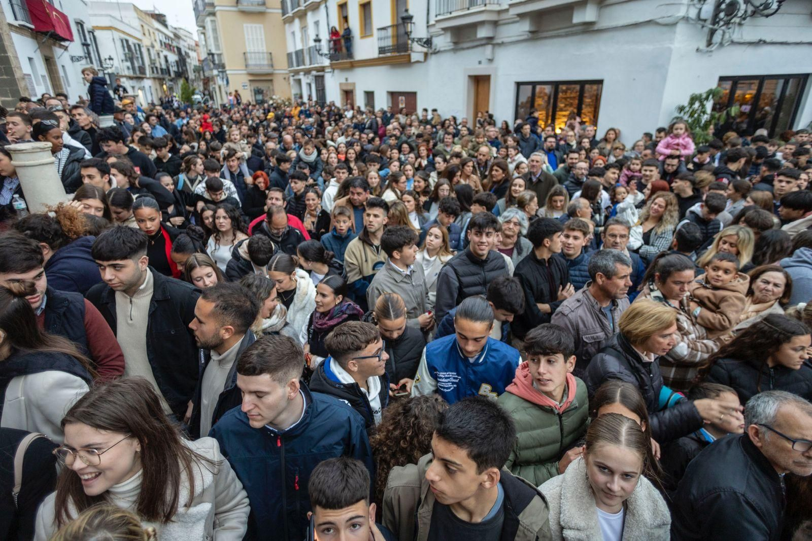 Público esperando la salida de una procesión en la Plaza de España.