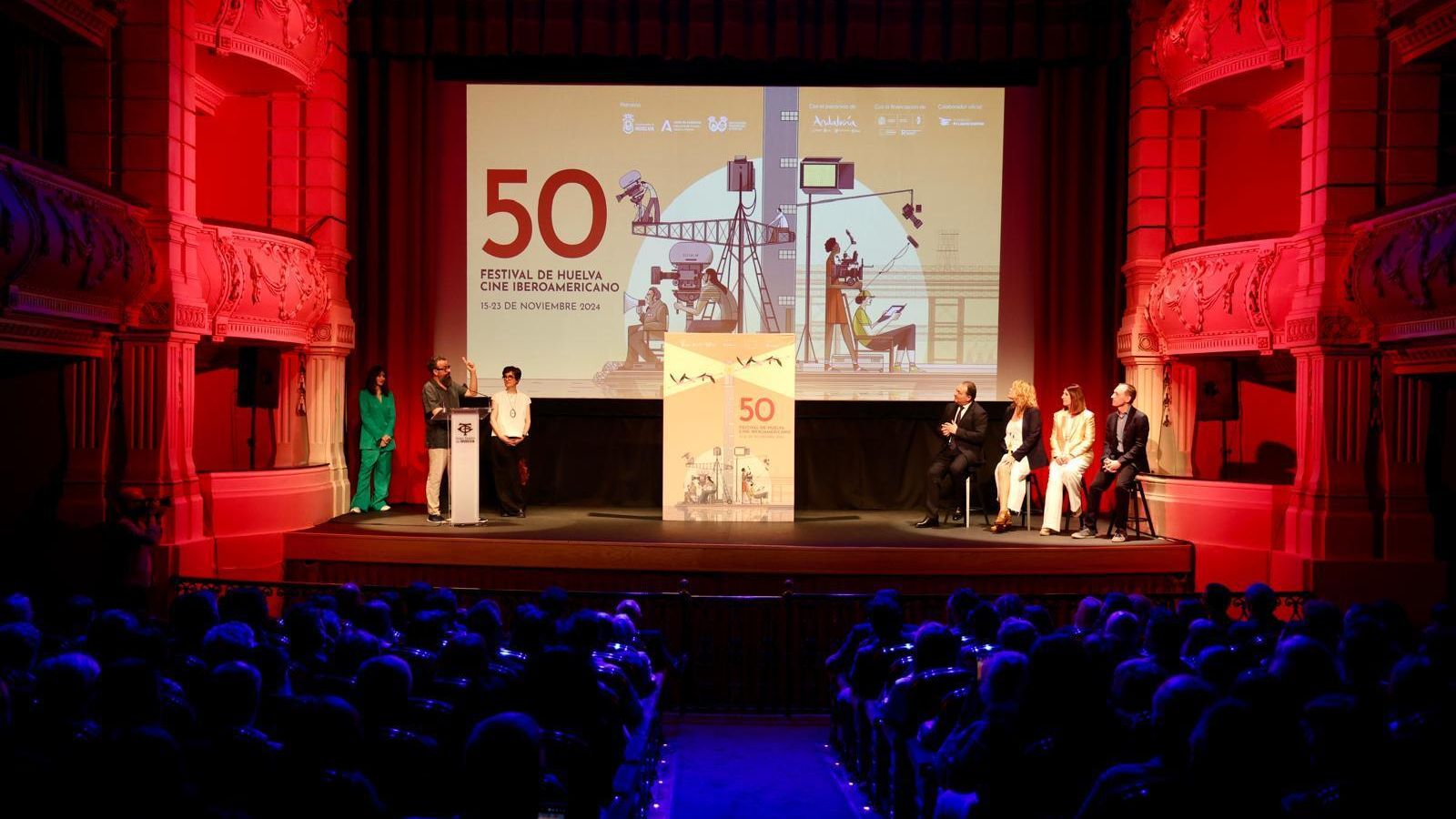 Representantes institucionales y creadores del cartel en la presentación del cartel del Festival de Cine Iberoamericano de Huelva.