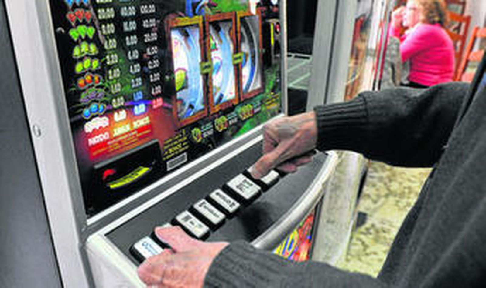 Una persona juega a una máquina tragaperras.