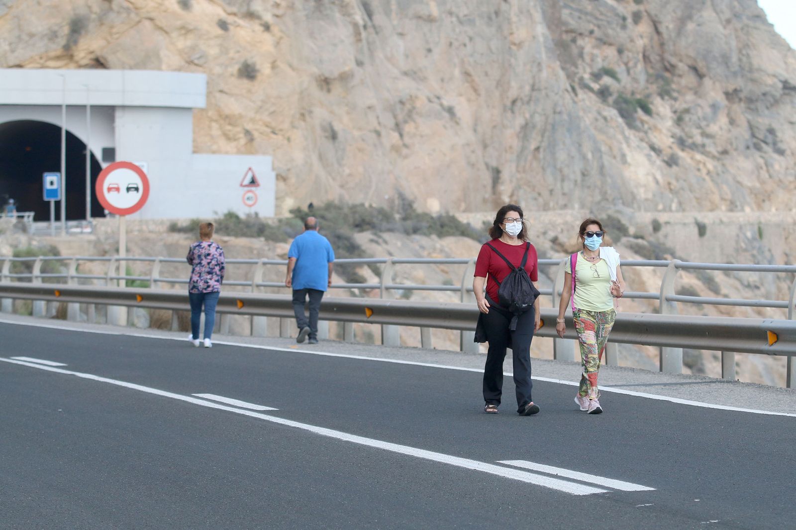 Las imágenes de la gente paseando en la carretera cortada de El Cañarete