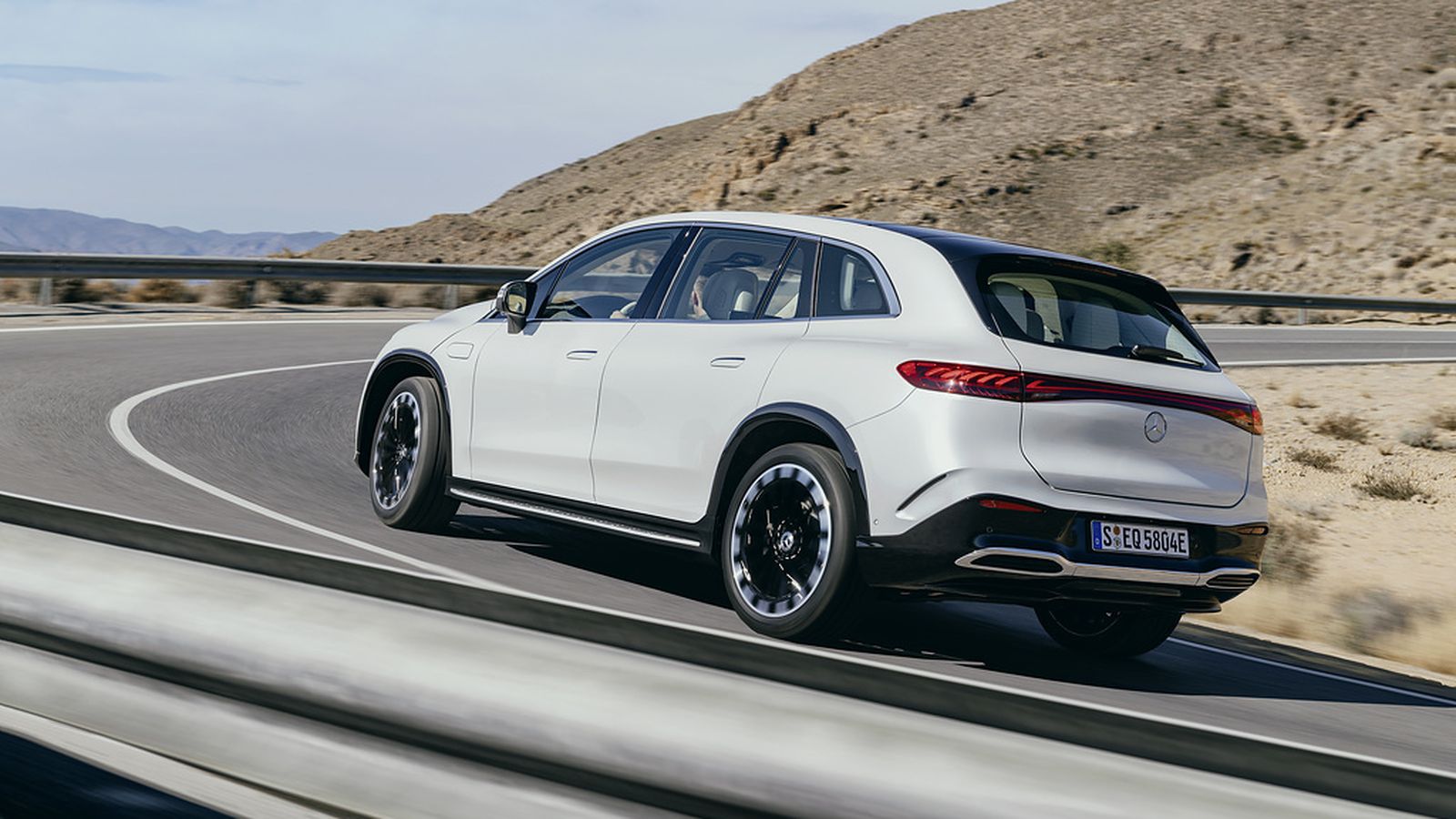 Técnicamente, este SUV es semejante al EQS, con arquitectura eléctrica de 400 voltios.