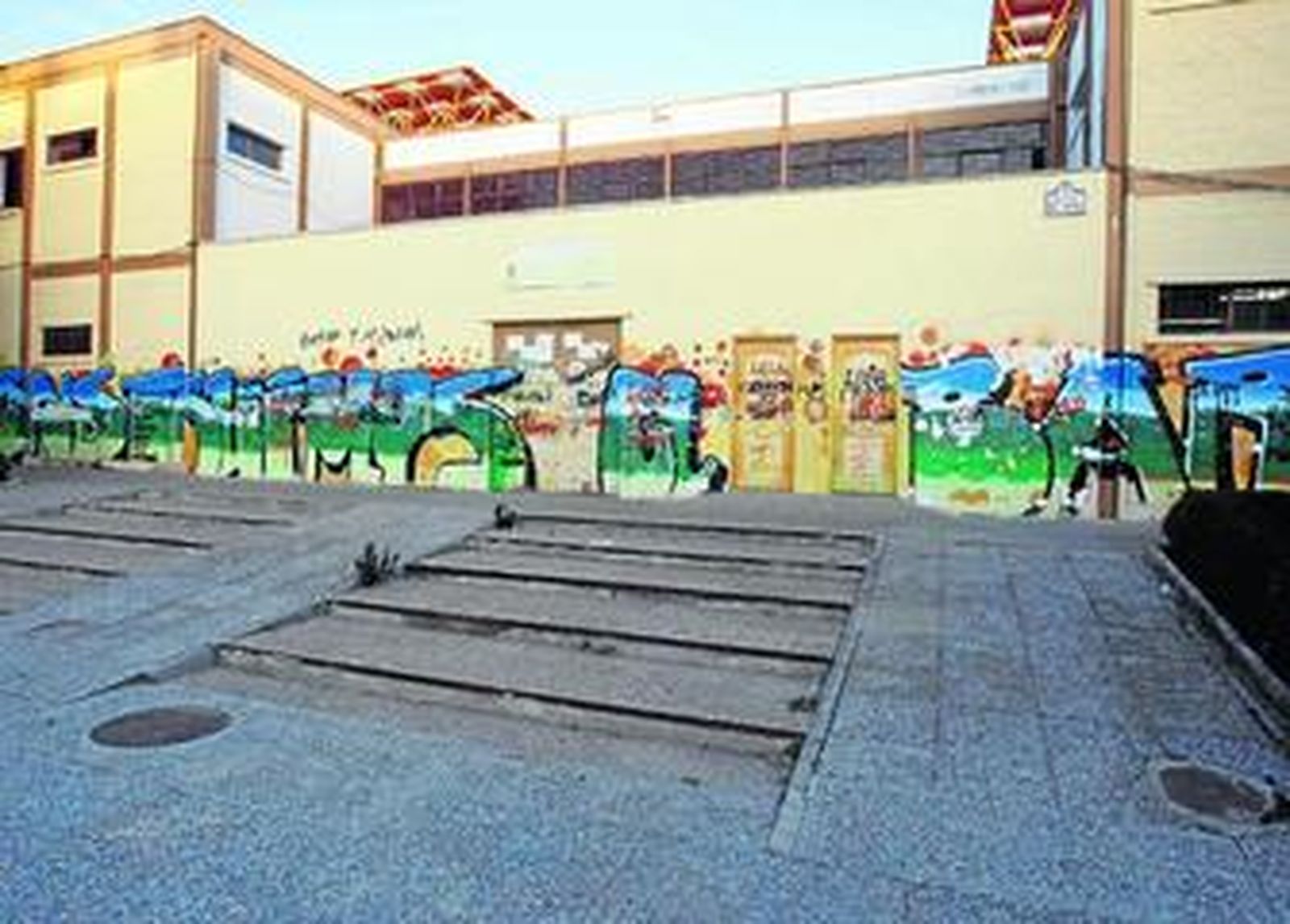 Plaza del Rey Badis de Almanjáyar, donde una mujer resultó ayer herida por arma de fuego.