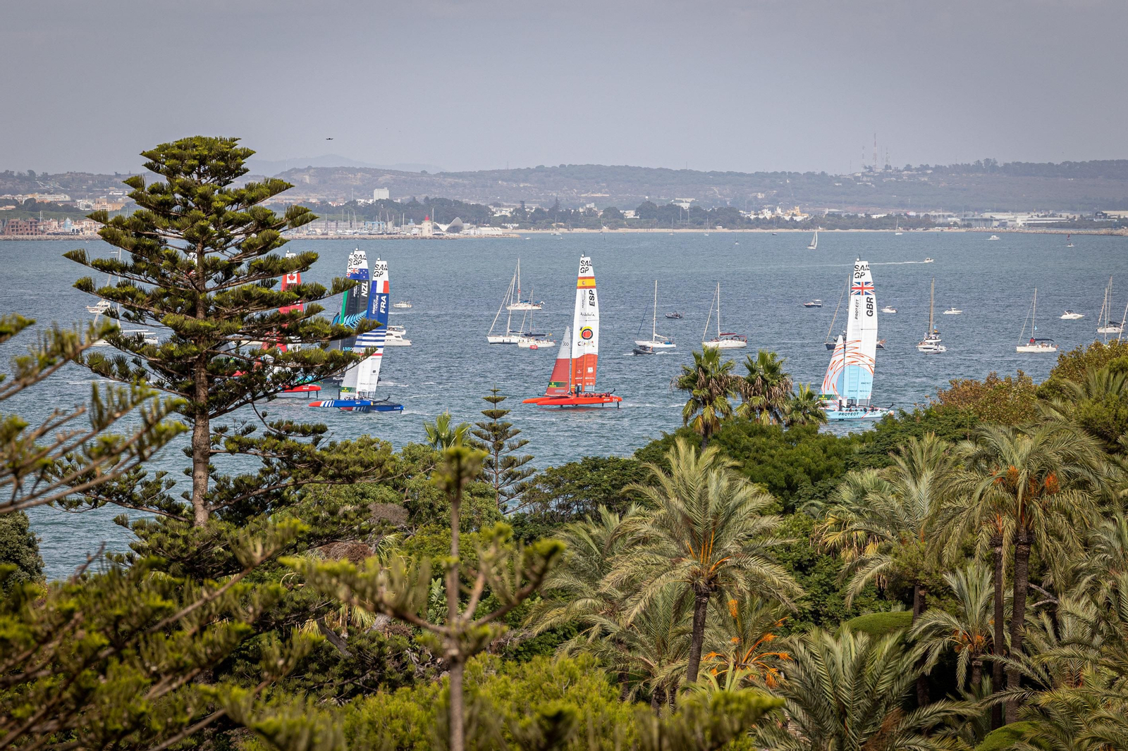 Búscate en SailGP Cádiz: La ciudad disfruta del ambiente del domingo con las actividades, las carreras y los bares
