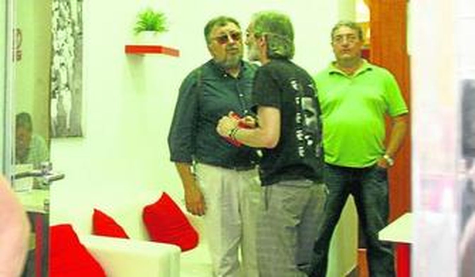 Federico Pérez Peralta, de espaldas, saluda a Francisco Blanco, uno de los opositores.