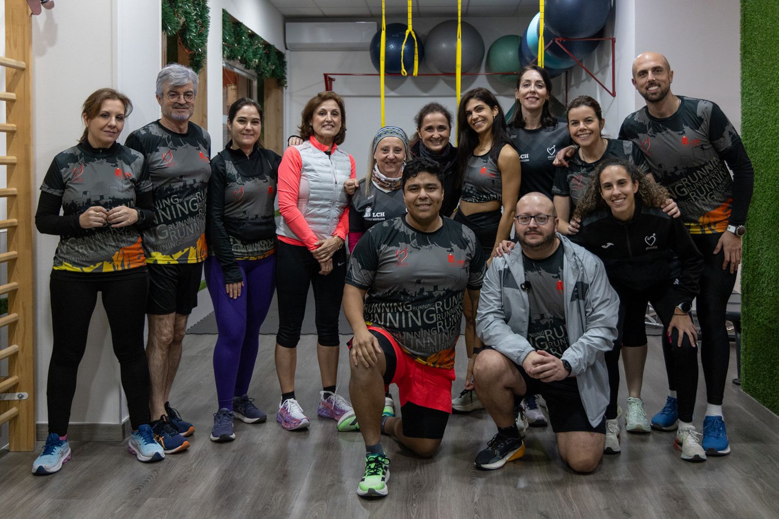 Integrantes del Club de Running MioFit, junto a sus entrenadores, en su sede de Jaén capital
