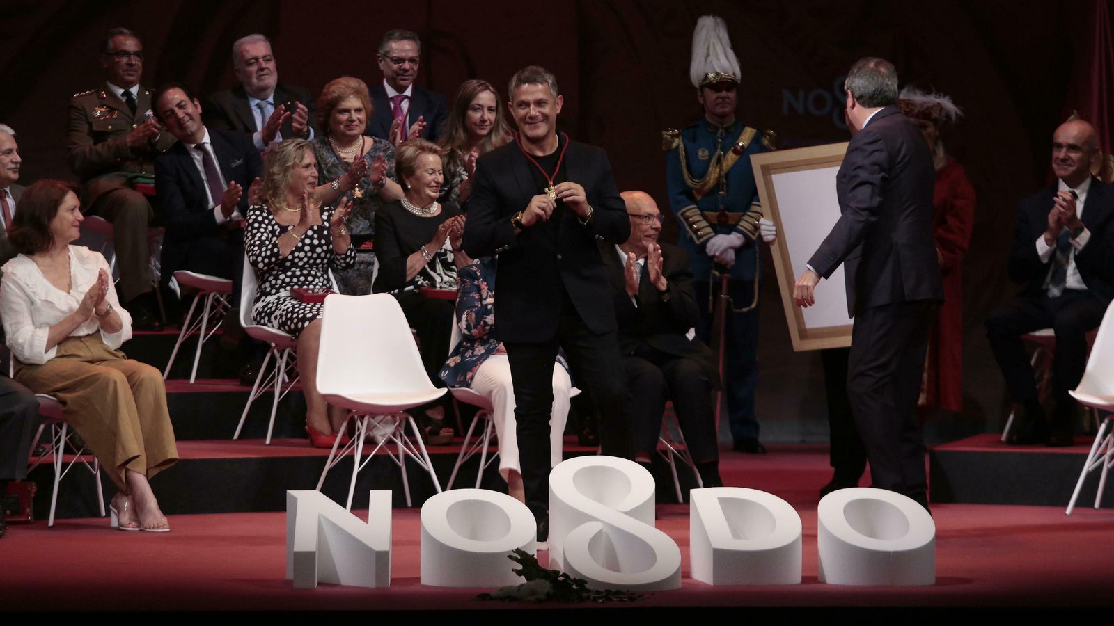 Alejandro Sanz luce la medalla de la ciudad.