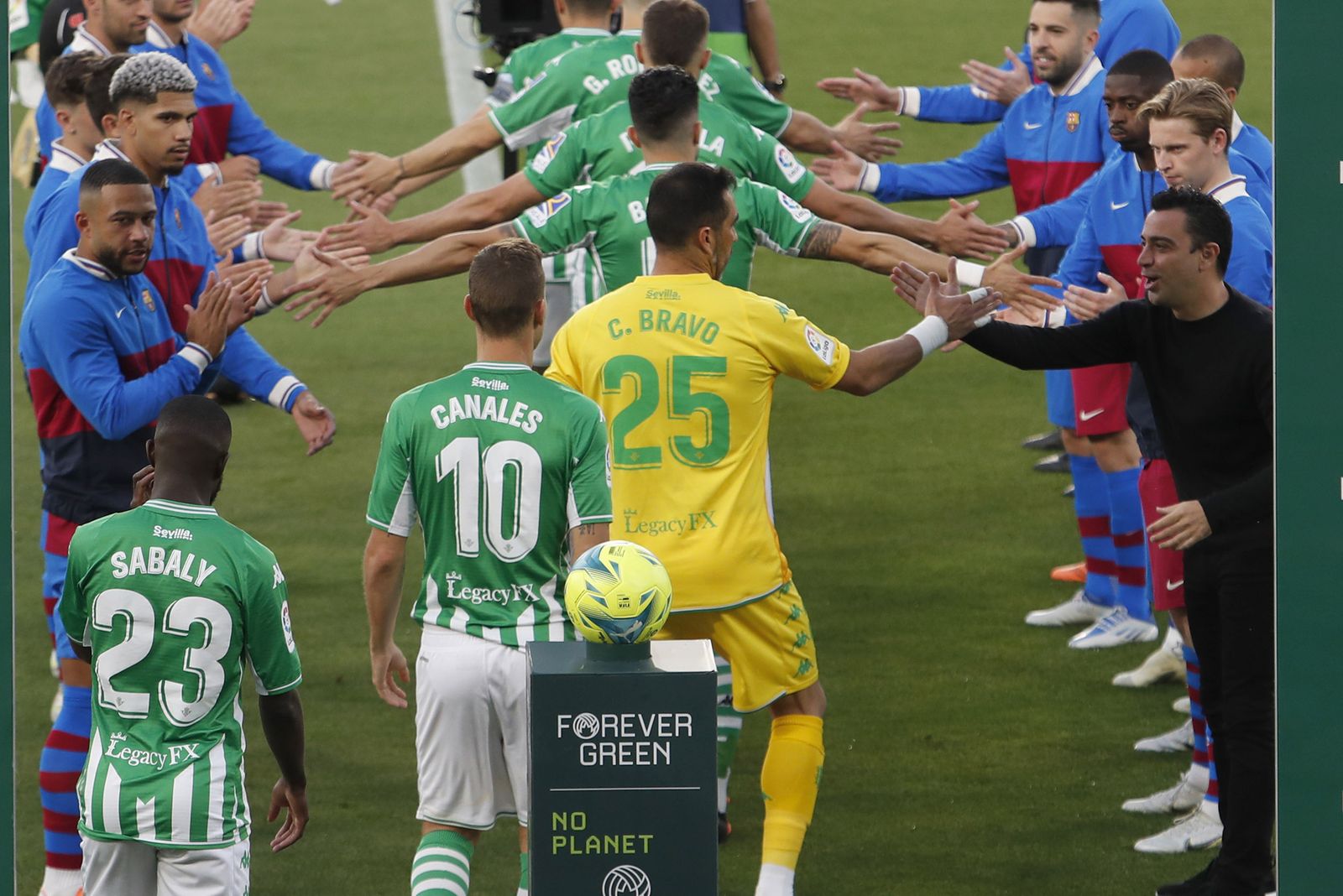 El Barcelona, con Xavi a la cabeza, le hace el pasillo de campeón al Betis.