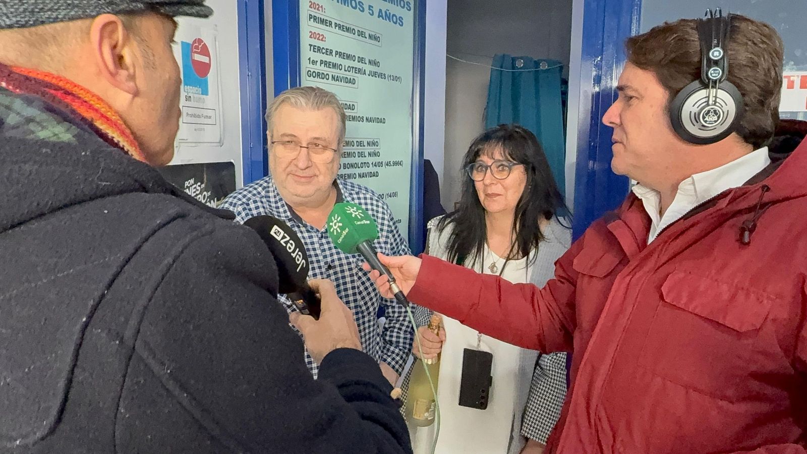 José Vicente López, de la administración de Loterías El Paraíso atendiendo a los medios tras dar en Jerez el tercer premio del Sorteo de la Lotería de Navidad