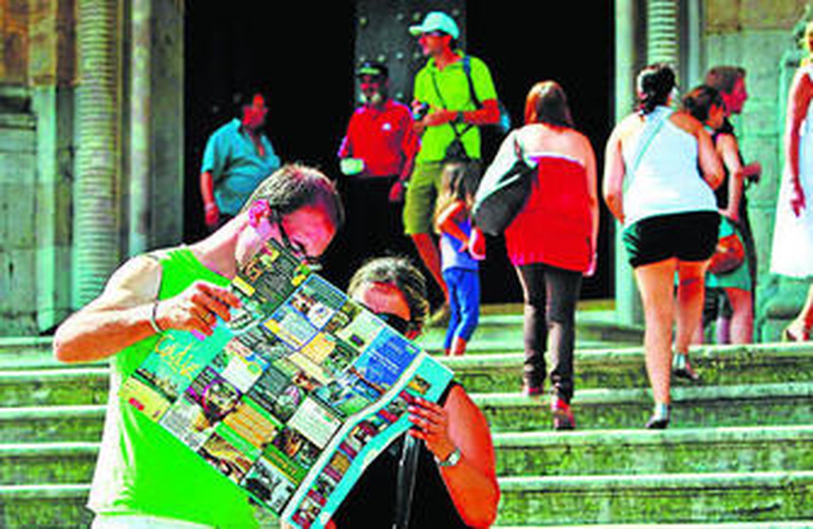 Imagen de dos turistas contemplando un mapa en la Plaza de la Catedral de la ciudad.