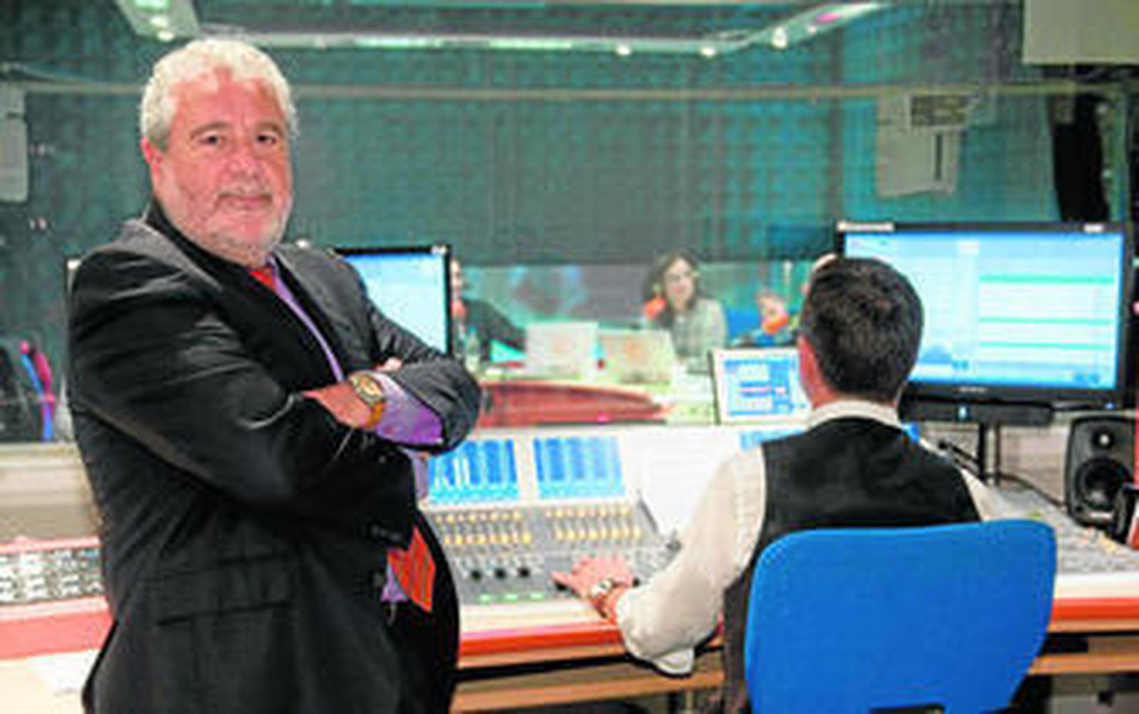 Joaquín Durán, en un estudio de Canal Sur Radio.