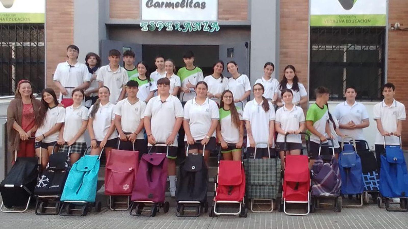 El otro curso ante el colegio, con los alumnos preparados para hacer la compra. El otro curso ante el colegio, con los alumnos preparados para hacer la compra.
