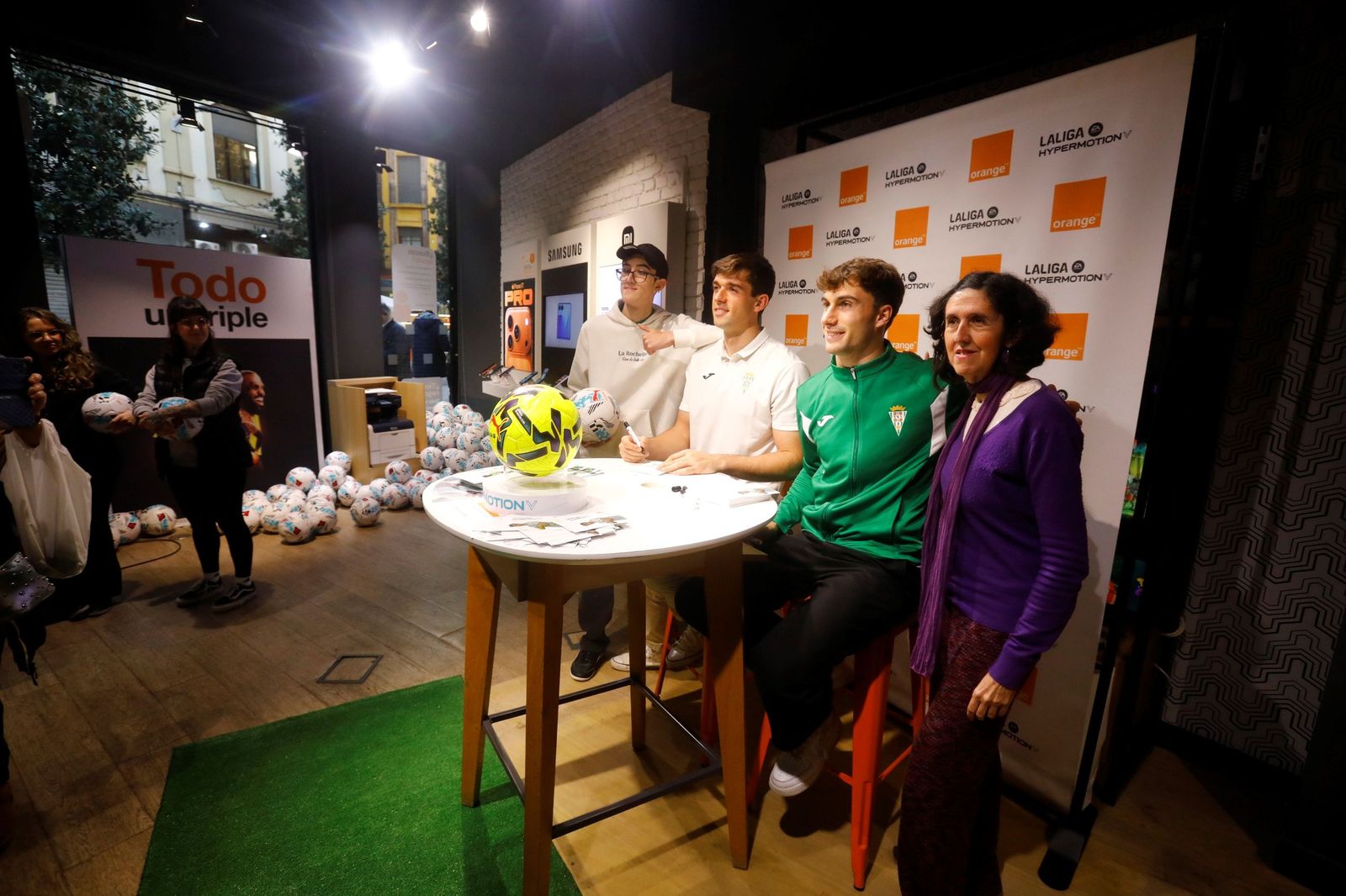 Las mejores fotos de la exitosa firma de autógrafos del Córdoba CF en el centro de la ciudad