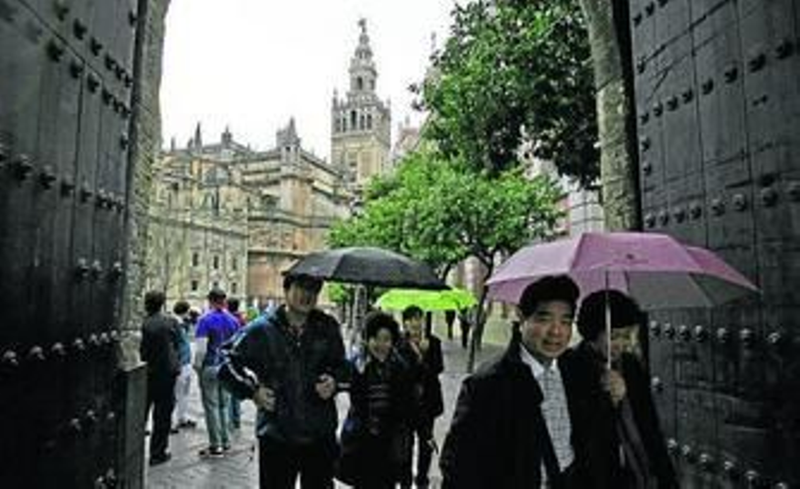 Un grupo de turistas entra al Real Alcázar.