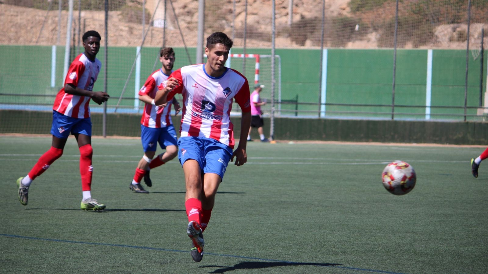 Pablo Checa filtra un pase en campo propio.