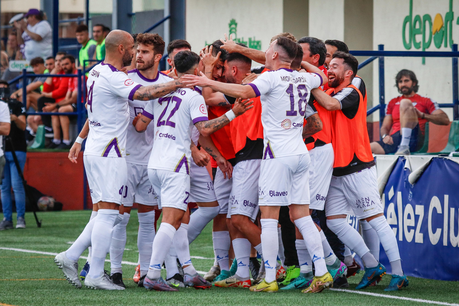 Los jugadores del Real Jaén hacen piña tras uno de los goles ante el FC Málaga City.