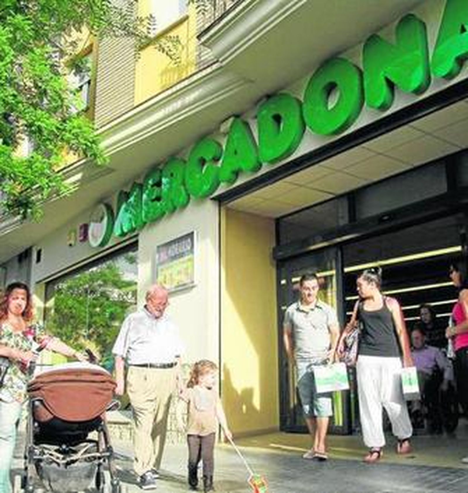 Unos clientes salen del Mercadona situado en la ronda de la Manca, en San Lorenzo.