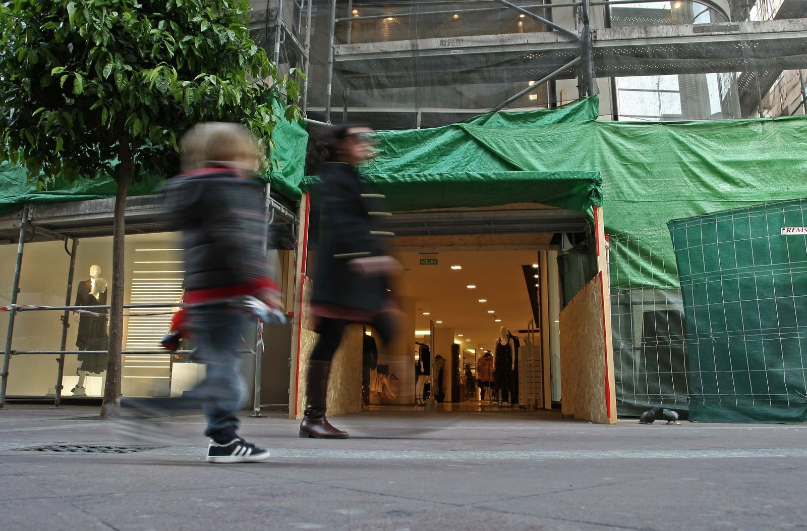Entrada a la tienda de Zara en la calle Ancha.