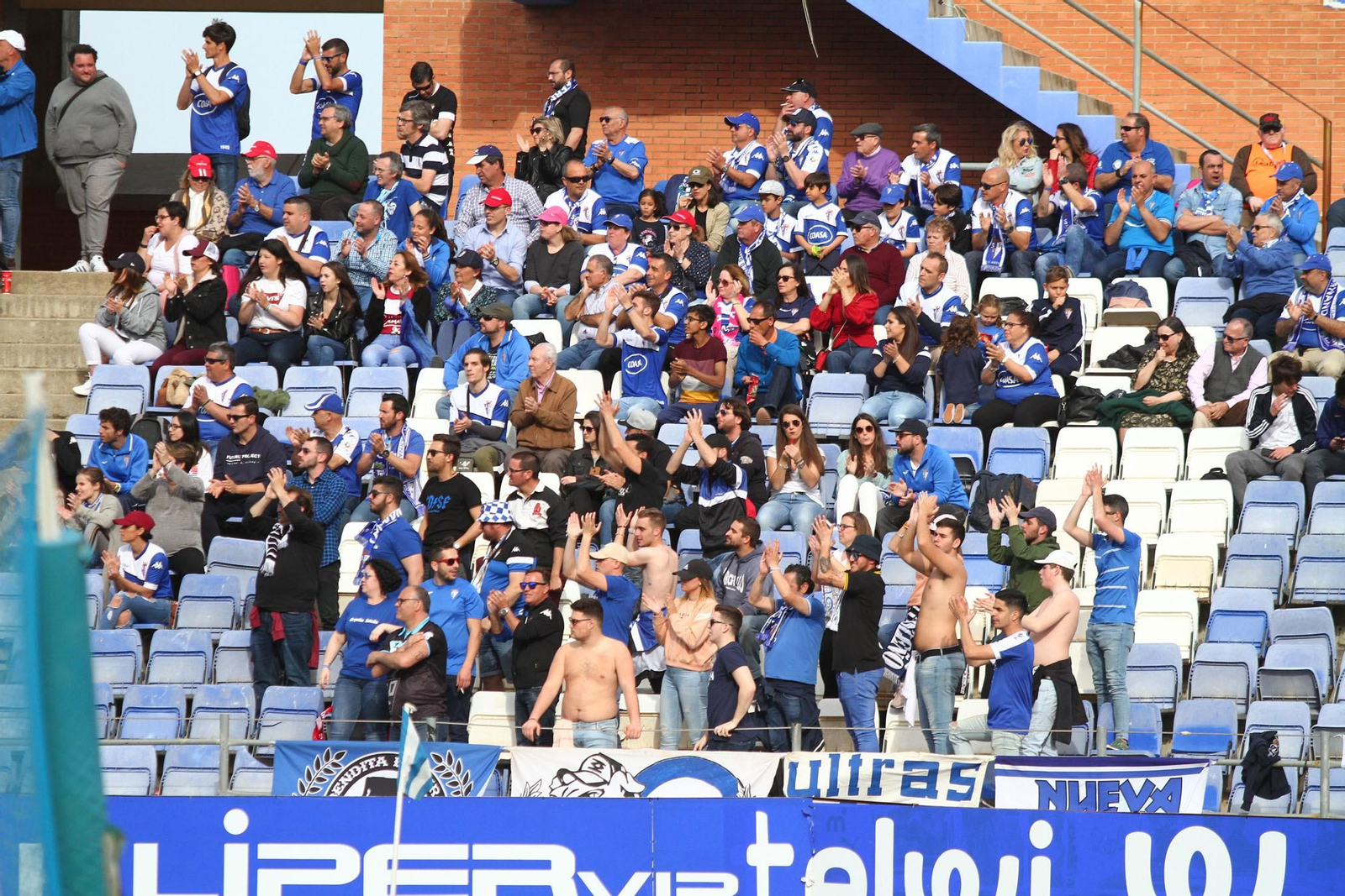 Ambientazo en las gradas del Recreativo de Huelva y el San Fernando
