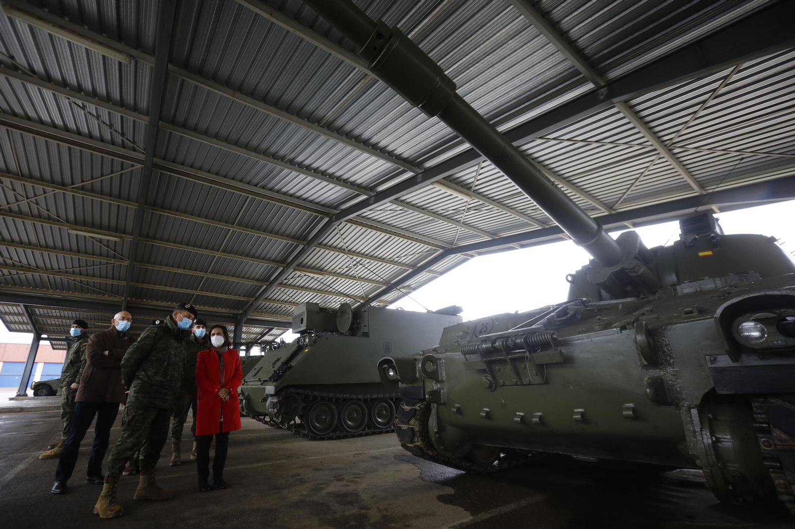 La visita de Margarita Robles a la base militar de Cerro Muriano, en imágenes