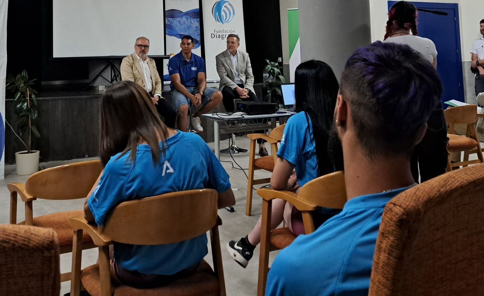Momento del encuentro con los jóvenes del medallista olímpico.