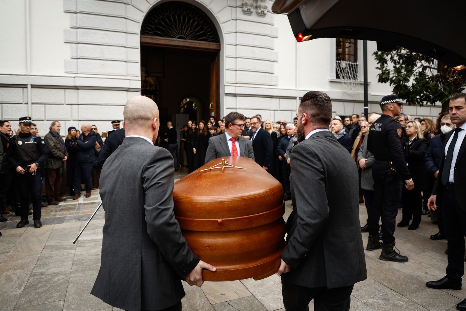 Momento en el que el féretro se dirige al Ayuntamiento, donde se ha colocado la capilla ardiente.
