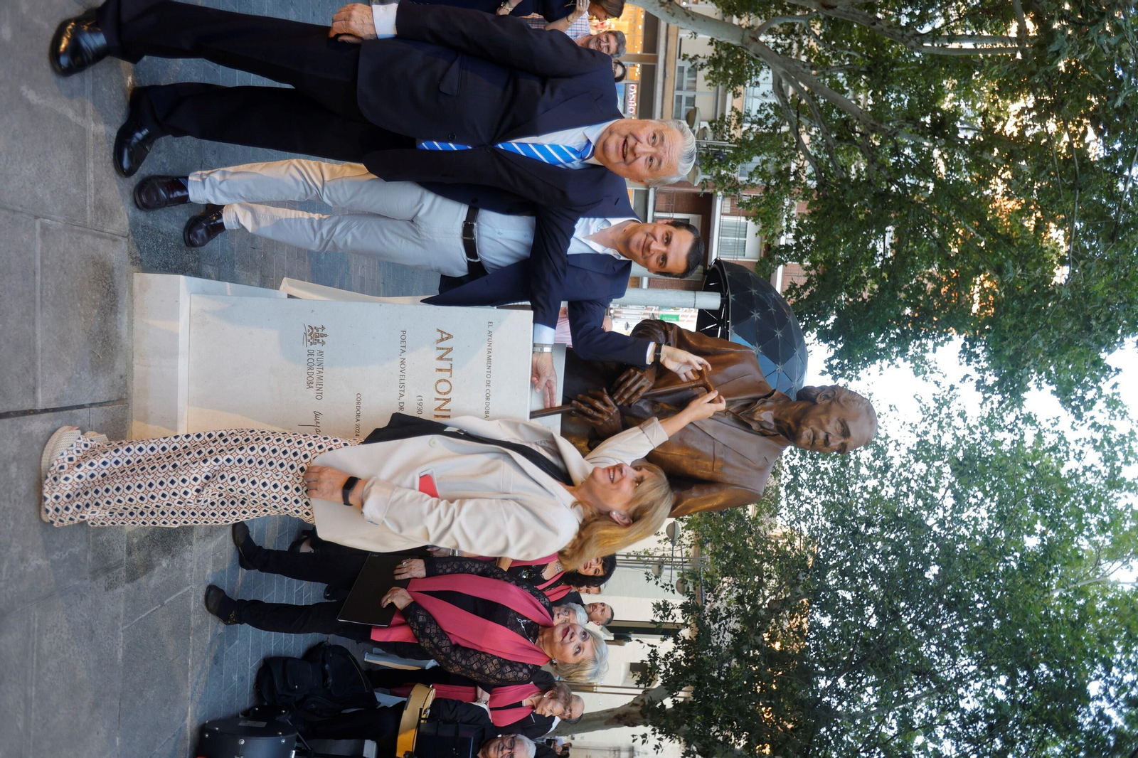 Las fotos del descubrimiento del busto homenaje a Antonio Gala en Córdoba