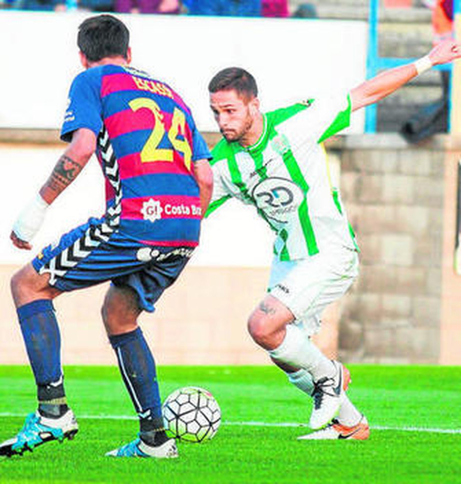 Florin encara a Escassi en la visita al Llagostera del pasado curso.