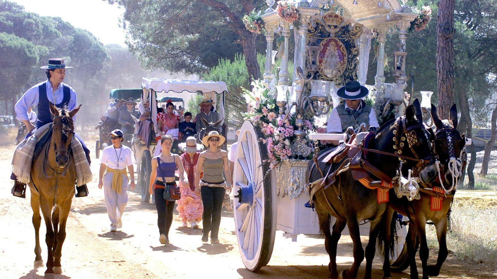 Peregrinos haciendo el camino hacia El Rocío.