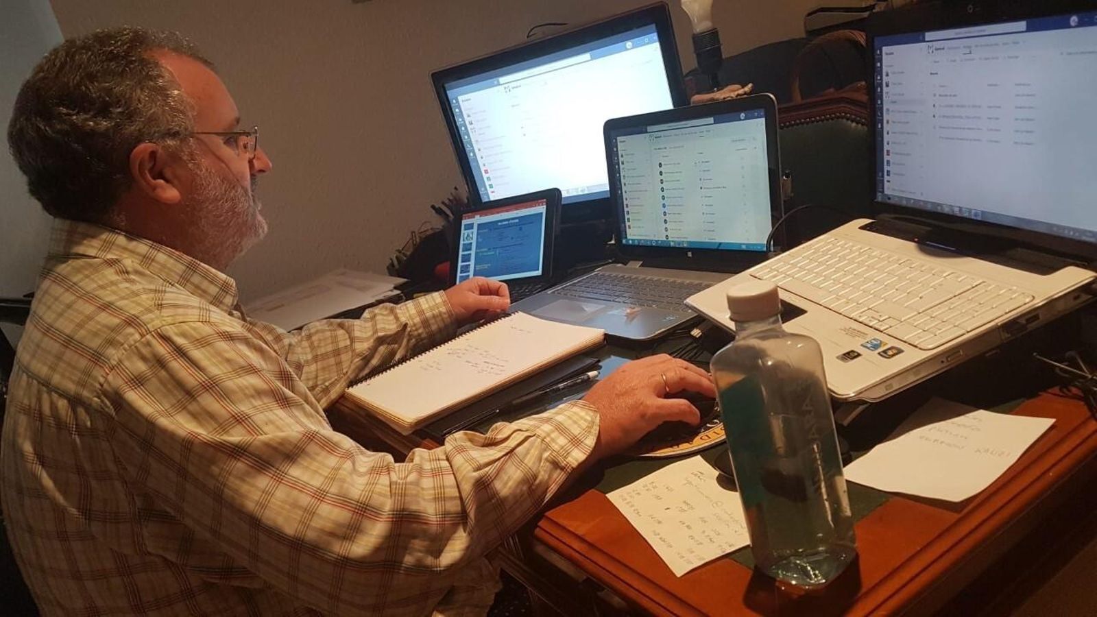 Un profesor del Buen Pastor durante el desarrollo de una clase.