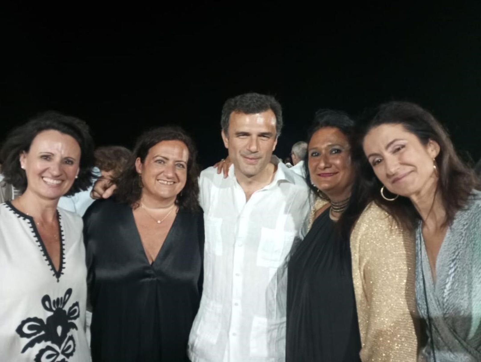 El alcalde de Cádiz Bruno García con María Amaya, Mercedes Gómez, Natalia Melero y Sandra Ascorbe, entre otras, en el Baluarte de los Mártires.