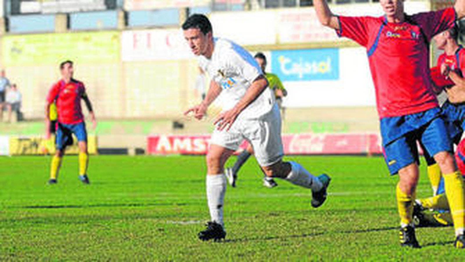 Hugo Díaz comienza a celebrar uno de sus goles ante Los Palacios.