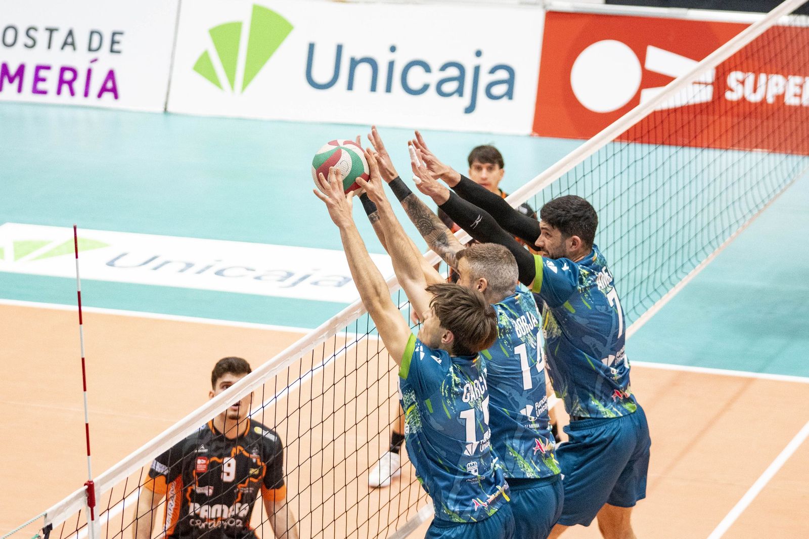 Las imágenes del partido entre Unicaja Costa de Almería y Pamesa Teruel de Superliga de voleibol