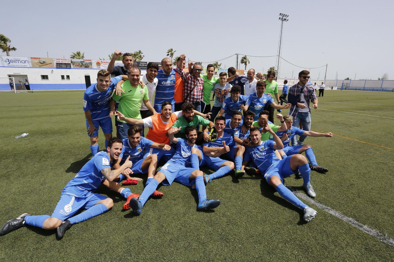 Alberto Vázquez, entrenador del Guadalcacín, posando con sus futbolistas y ayudantes en plena celebración de la permanencia en Tercera División.