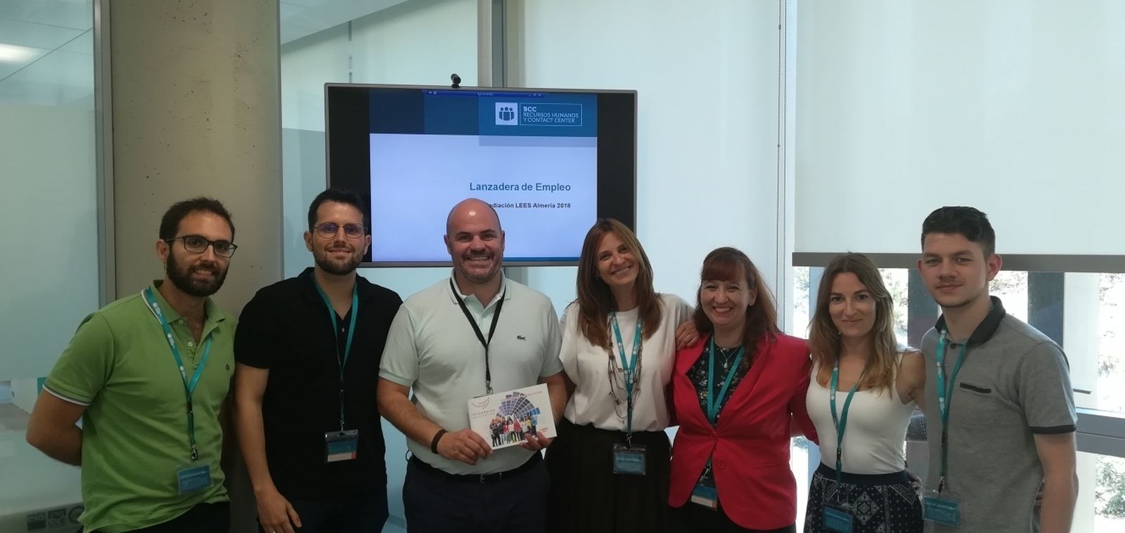 Ruben Rodríguez, en el centro, con los participantes de la Lanzadera de Empleo de Almería, en la sede de Cajamar en el PITA.