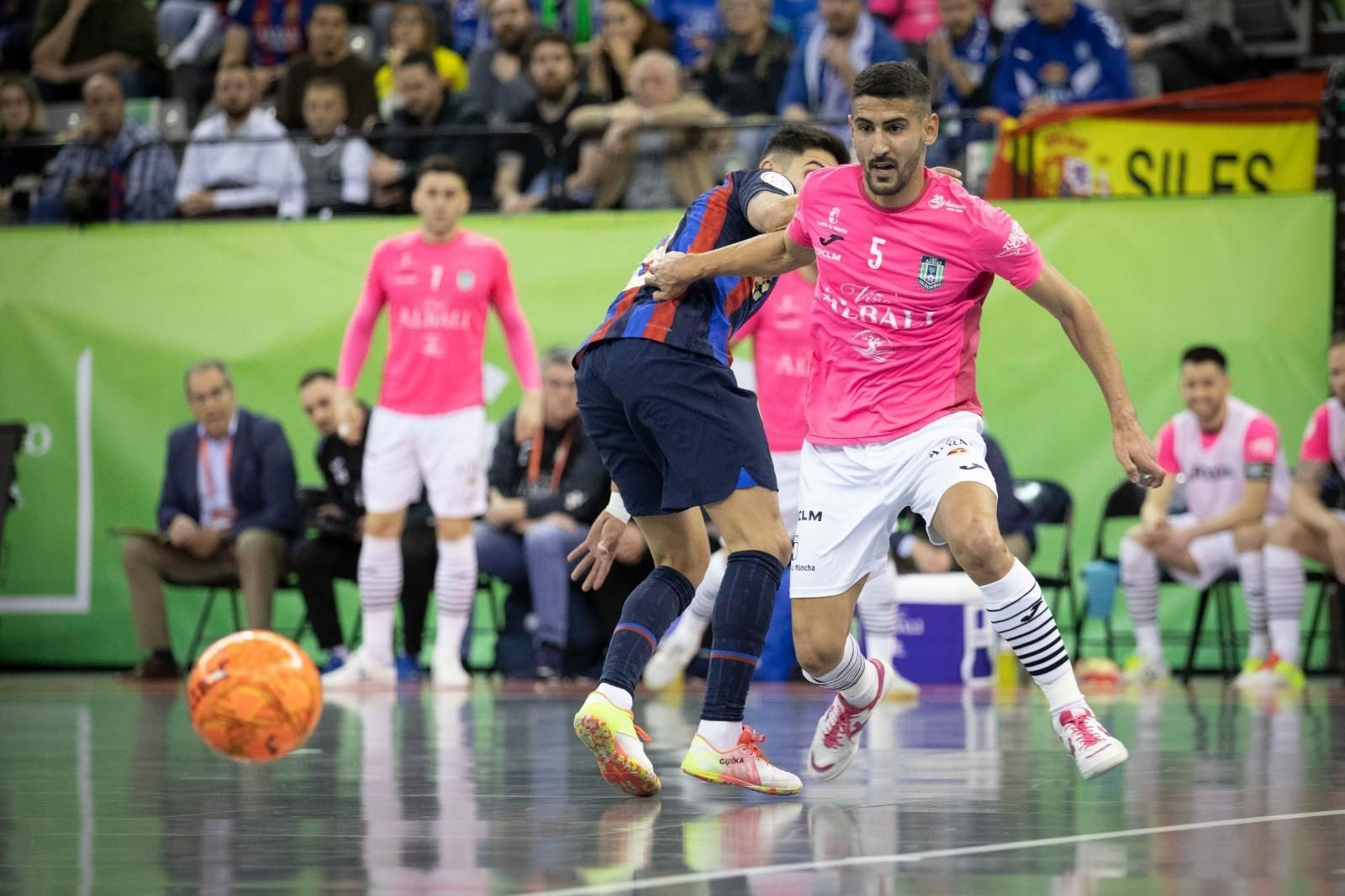 Una acción del Barça-Viña Albali de este jueves en el Palacio
