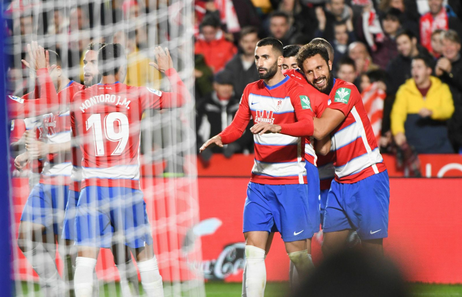 Germán es felicitado tras marcar el gol del empate ante el Atlético de Madrid